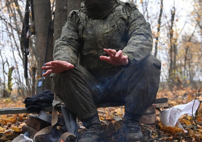Soldații ruși dârdâie de frig pe front: Sunt nevoiți să aprindă focul, iar asta e o veste bună pentru armata ucraineană