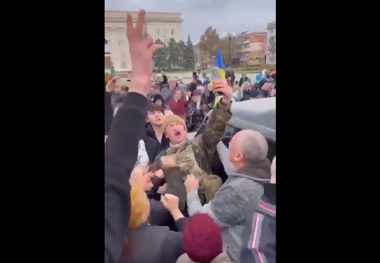 Ucrainenii sărbătoresc în stradă eliberarea Hersonului. Moscova iar a lăsat soldați în urmă și s-au deghizat ca să se salveze (Foto & Video)