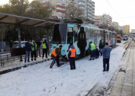 Un tramvai a luat foc în București (Video)