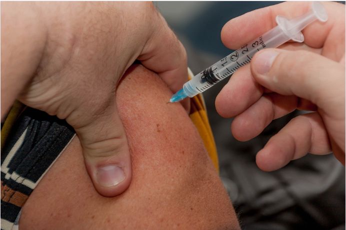 Un vaccin pentru o formă agresivă de cancer prelungește viața bolnavilor