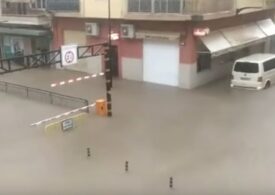O furtună violentă a blocat aeroportul din Valencia. Pista a fost lovită de trăsnet, orașul e inundat (Video)