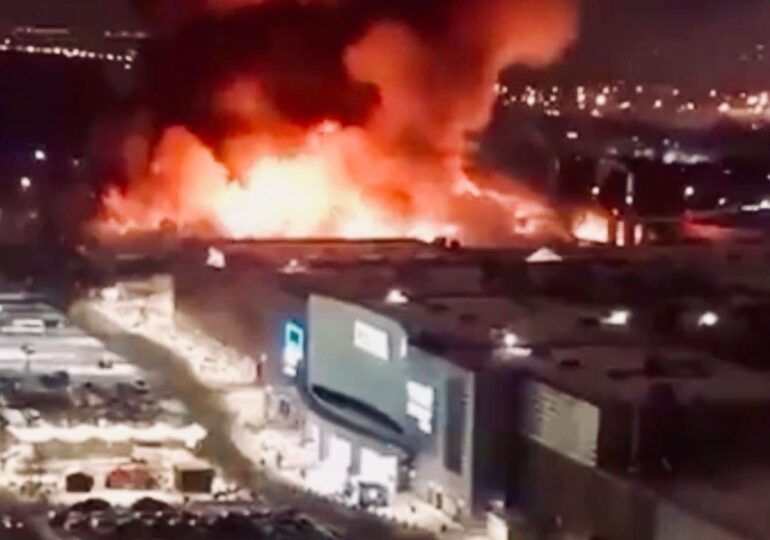 Incendiu uriaș într-un mall de lângă Moscova (Video)