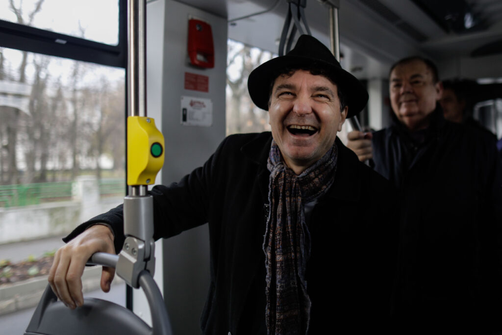 Nicușor Dan în tramvai Astra