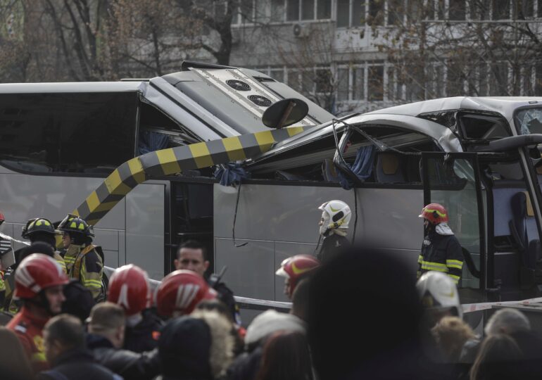 Momentul când autocarul din Grecia lovește bariera de la Pasajul Unirii (Video) Ce spune avocatul șoferului