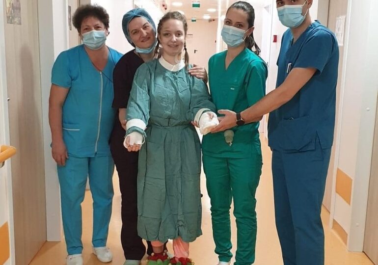 Alexia, fata căreia i-au fost replantate ambele brațe, a ieșit din spital: Am emoții, dar sunt sigură că o să fie totul bine