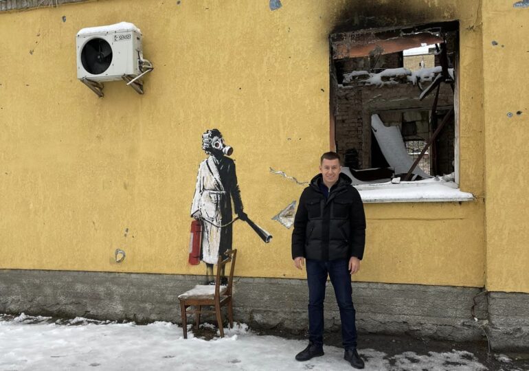 Au încercat să fure o pictură murală a lui Banksy de pe o clădire din Ucraina