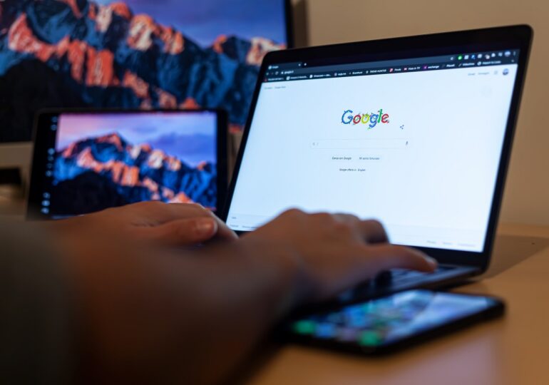 Ce au căutat românii pe Google în 2022: Ucraina, Florin Salam, roxadustat și rețeta de negresă