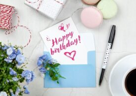 Mesaje de ”La mulți ani!”: Cum să-i faci pe cei dragi să zâmbească