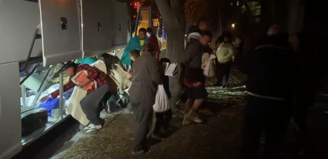 Migranți, unii îmbrăcați în tricouri, pe un viscol puternic, au fost lăsați în fața reședinței vicepreședintei SUA, Kamala Harris (Video)