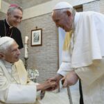 Papa Francisc anunță că fostul papă Benedict e foarte bolnav: Să ne aducem aminte de el