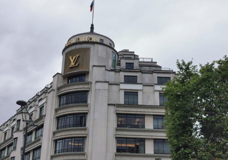Ce a făcut Louis Vuitton după ce compania a fost acuzată că a copiat ia românească. Bluza era vândută cu 5.000 de euro