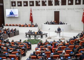 Un deputat turc a fost lovit în cap într-o încăierare în Parlament. E internat la terapie intensivă (Video)