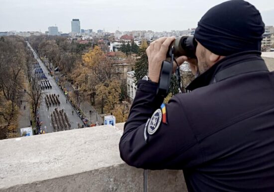Pot serviciile să salveze țara?
