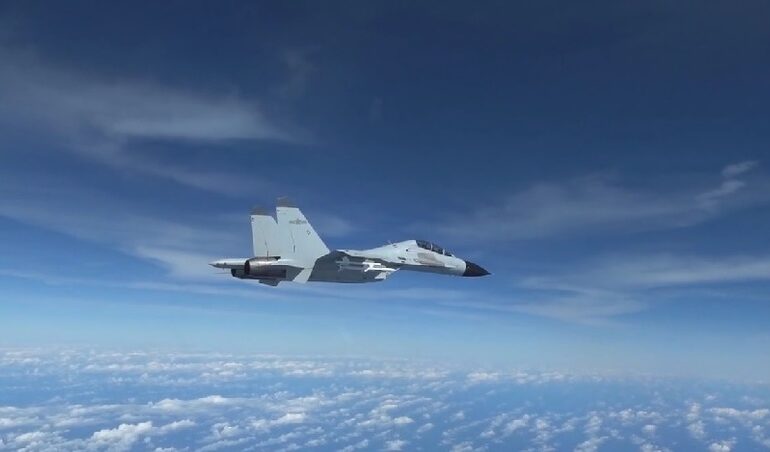 Momentul în care un avion militar american a evitat coliziunea cu un avion militar chinez (Video)