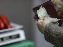 Economist: Ne așteaptă patru valuri de scumpiri care vor duce economia în recesiune