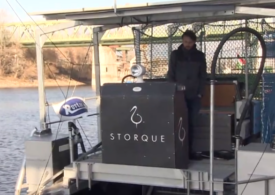 O barcă automată cu energie solară curăță râurile din Ungaria de gunoaie provenite și din România