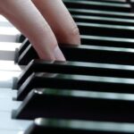 Cauți un hobby? Cântatul la pian crește puterea de procesare a creierului și alungă depresia