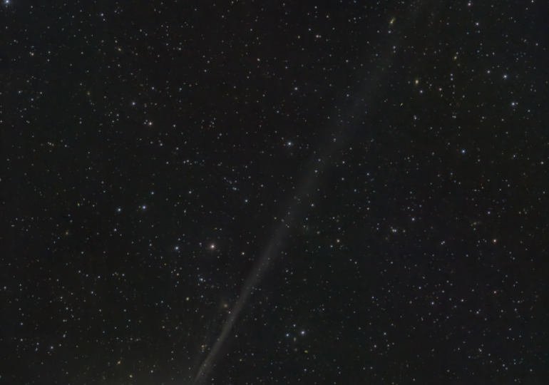 O cometă vizibilă ultima dată în timpul Epocii Glaciare trece pe lângă Pământ
