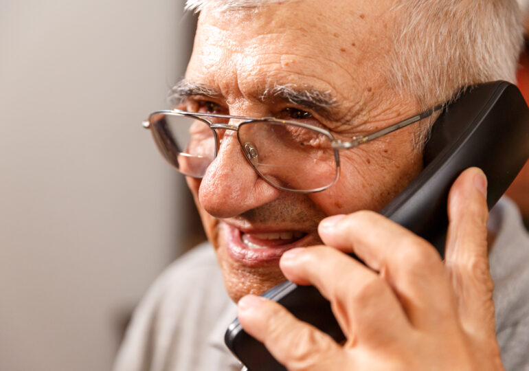 O voce caldă, de sărbători: Ei sunt voluntarii care răspund de șapte ani la Telefonul vârstnicului