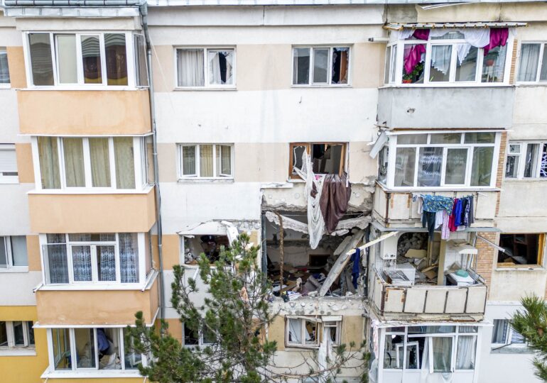 Explozie într-un bloc din Suceava: "Patul s-a rupt în două. Am crezut că vin rușii" <span style="color:#ff0000;font-size:100%;">UPDATE</span> Primăria plătește cazare sau hotel pentru cei evacuați