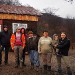 După 3 generații crescute la lumânare, un bebeluș din vârf de munte va avea pentru prima oară lumină în casă, de Crăciun (Fotoreportaj)