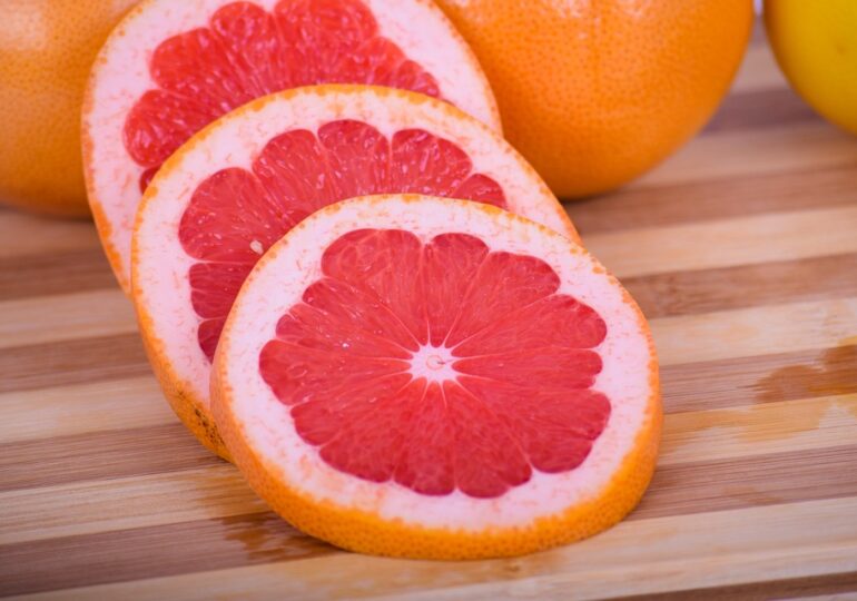 Un mare hypermarket își anunță clienții că le-a vândut grapefruit cu pesticide în ultima lună