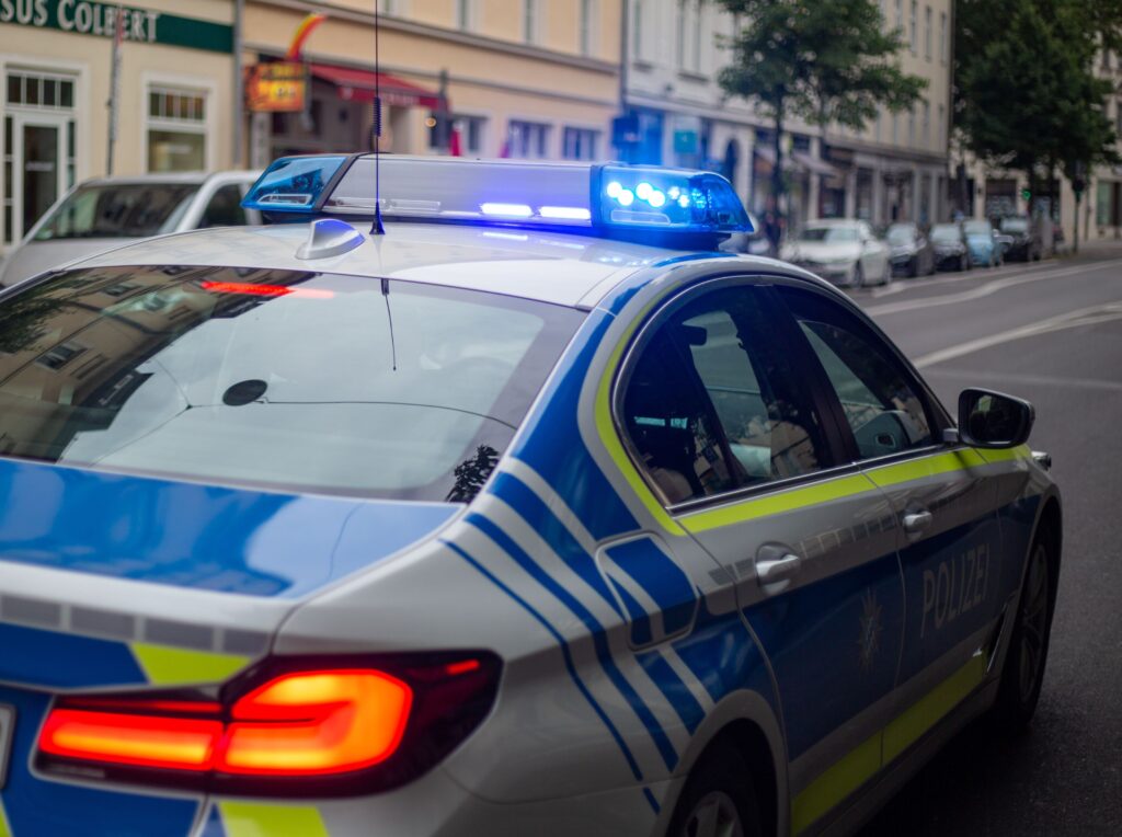 O femeie din Germania și-a aruncat banii pe fereastră. Doi polițiști falși au convins-o că era pe lista unor hoți români