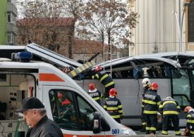 Accident mortal la Pasajul Unirii din Capitală: Un autocar cu turiști greci a rupt bariera metalică. Alte zeci de victime au ajuns la spital (Video & galerie foto)