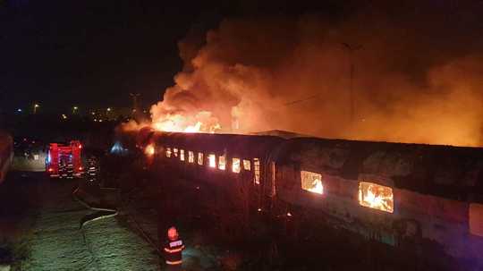 Incendiu în București: Mai multe vagoane de tren au luat foc (Video)