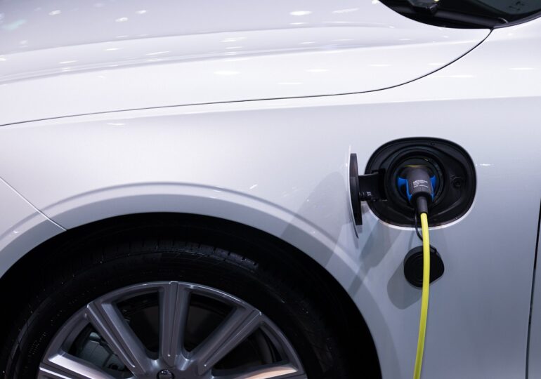 Chiar sunt mașinile electrice mai curate decât cele pe benzină sau diesel? Verdictul experților