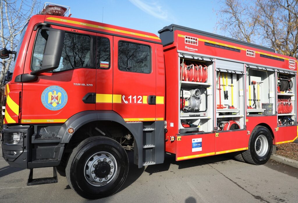 Incendiu puternic în Colentina. Flăcările au cuprins un restaurant și spații din apropiere