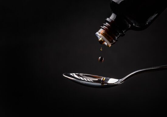 Un medicament pentru tuse ar putea ajuta pacienții cu Parkinson. Ce-a arătat un studiu recent