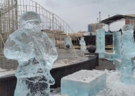 Moș Crăciun a fost înlocuit de statui din gheață în Rusia (Foto & Video)
