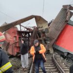 Două trenuri pline cu cereale s-au ciocnit în Vrancea. Unul a deraiat și traficul e blocat