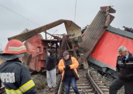 Două trenuri pline cu cereale s-au ciocnit în Vrancea. Unul a deraiat și traficul e blocat