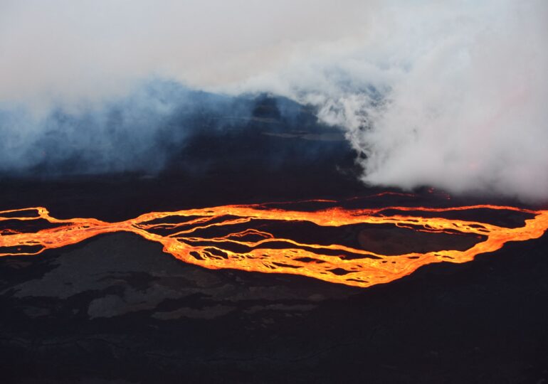 Lava unui vulcan din Hawaii se apropie de o autostradă. A fost mobilizată Garda Națională (Foto)