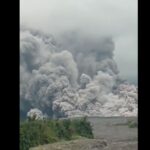 Vulcanul Semeru a început să erupă (Video)