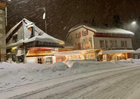 Hotelul din munți în care poți să dormi în două țări în același timp