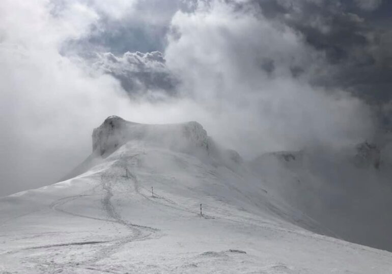Risc mare de avalanșă în munții României. La Omu și Bâlea Lac zăpada e de peste 2,5 metri