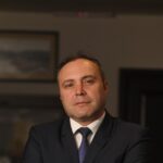 Eliminarea plafonării prețurilor la curent ar dubla facturile. Cum ajunge clientul sărac să plătească pentru cel bogat