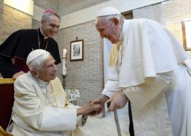 Tensiuni la Vatican: Dezvăluiri despre cei doi papi și intrigile din jurul lor