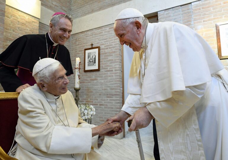 Tensiuni la Vatican: Dezvăluiri despre cei doi papi și intrigile din jurul lor
