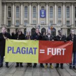 Protest cu măștile politicienilor acuzați de plagiat în fața Ministerului de Interne: Au fost înmânate diplome de plagiatori cum fraude (Foto&video)