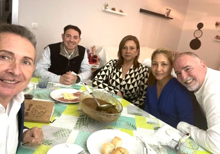 Un alt fel de primar: Ia cina acasă cu alegătorii (Foto & Video)
