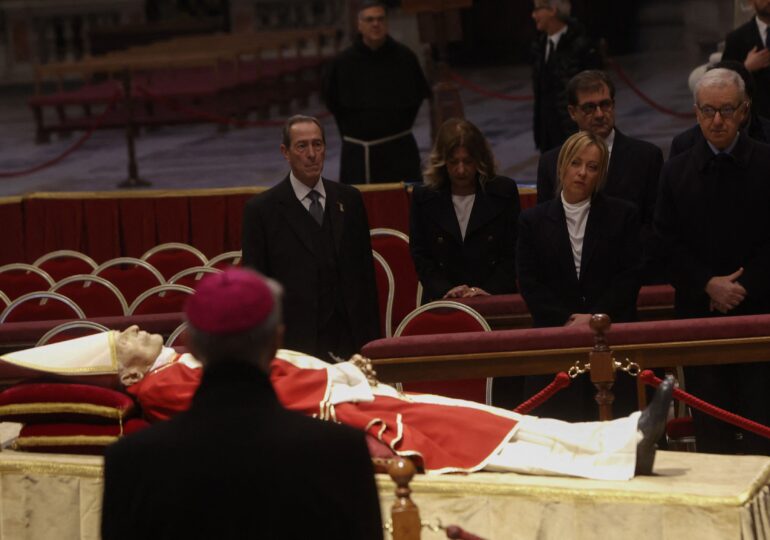 Omagiu emoționant pentru papa Benedict. Zeci de mii de oameni s-au recules la catafalcul său (Foto & Video)