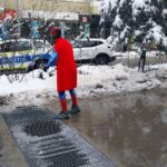 Superman a ieșit la deszăpezire: A turnat apa cu fărașul în scurgerea făcută degeaba (Foto)