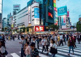 Exasperat de criza demografică, guvernul japonez le dă bani familiilor care aleg să se mute din Tokyo