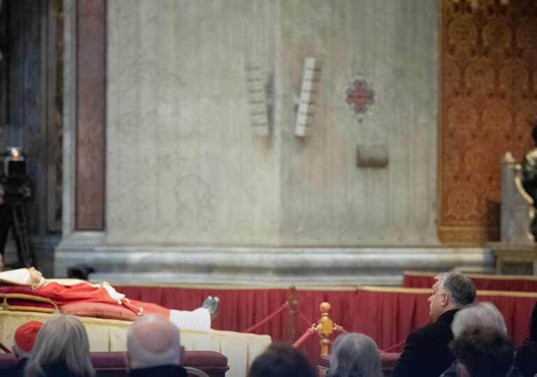 Viktor Orban, la catafalcul lui Benedict al XVI-lea. Vaticanul anunță cum se va desfășura înmormântarea fostului papă