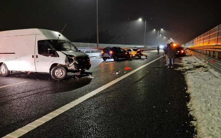 Ploaie înghețată pe mai multe drumuri din centrul țării. Accident grav, cu 6 mașini, pe A1 UPDATE - A1, închisă parțial