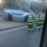 Accident cu trei mașini în București. Una s-a răsturnat pe trotuar și a lovit două fete, un șofer era drogat